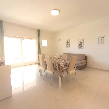 - Air Conditioning & Wifi *